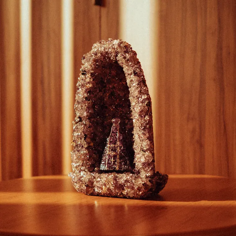 Capela de ametista menor, sobre a mesa do ateliê.