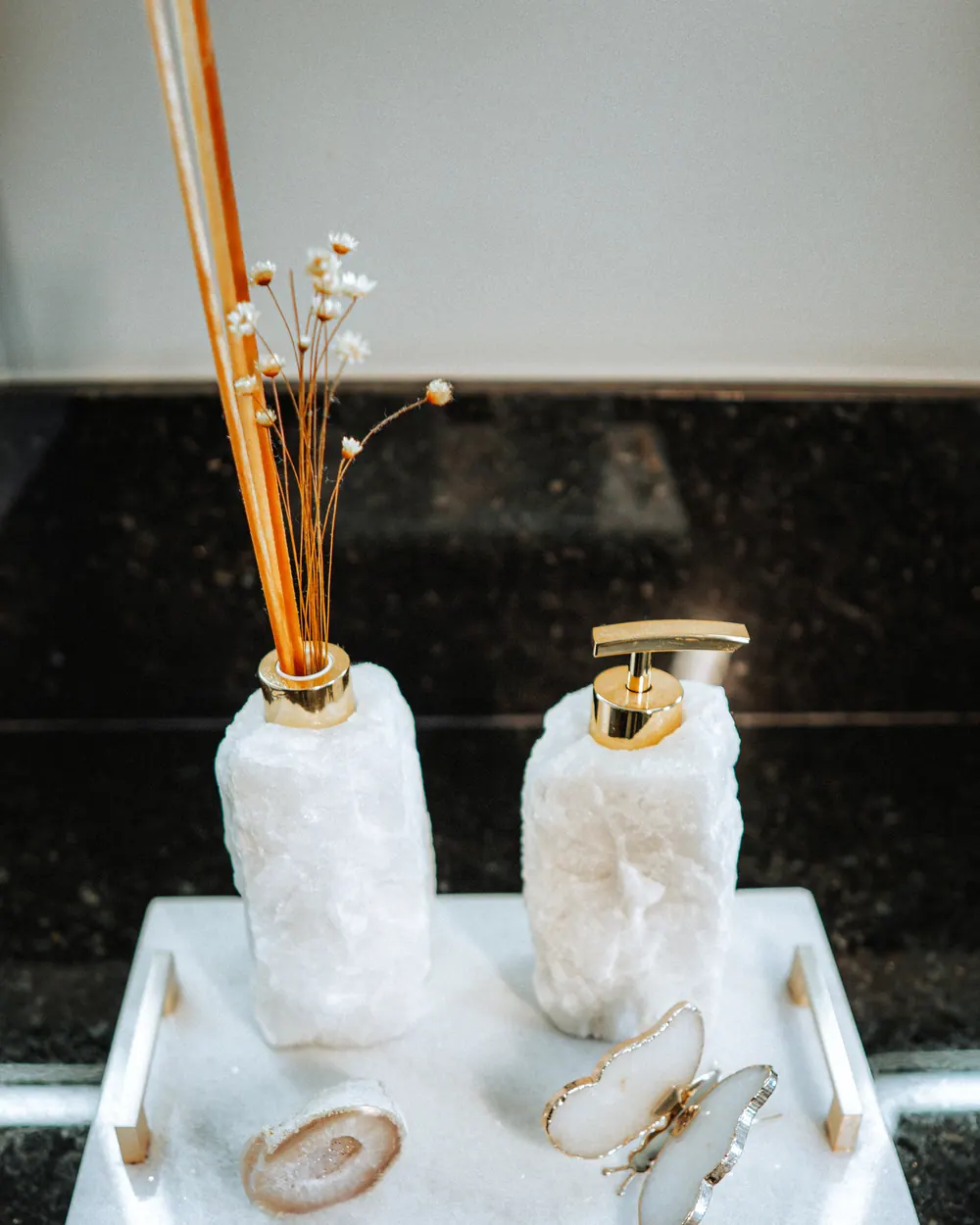 Kit de lavabo em quartzo branco, com ágata e borboleta.