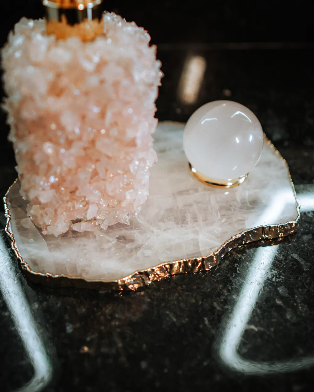 Platter de quartzo rosa com borda dourada e esfera.