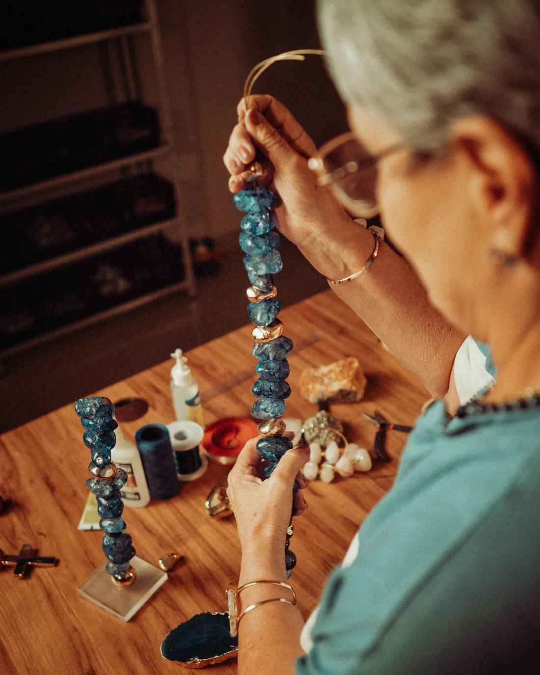 Solange montando uma peça na bancada do ateliê
